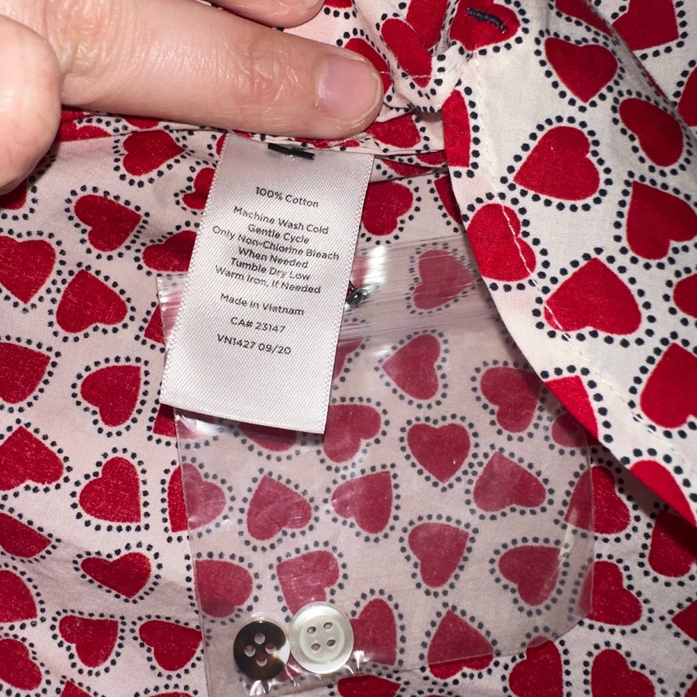Talbots NWT Red White Heart Print Women’s Medium Petite Button Down Shirt - Picture 6 of 6